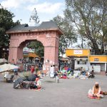 Hajléktalanok és piknikezők megférnek egymás mellett a Triveni Ghat-nál