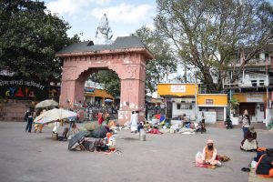 Hajléktalanok és piknikezők megférnek egymás mellett a Triveni Ghat-nál