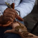 Henna-művész dolgozik Rishikesh óvárosában