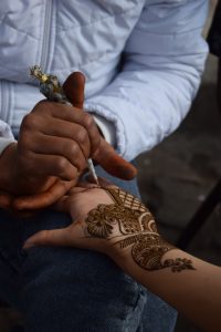 Henna-művész dolgozik Rishikesh óvárosában